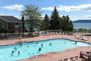 eine Gruppe von Personen in einem großen Schwimmbad in der Unterkunft Lake View Condo 871 4 with amazing views in Garden City