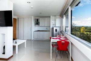 Eldhús eða eldhúskrókur á LLanogrande Apartamento Estudio Puerto Bulevar