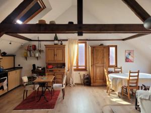 Una cocina y un comedor con mesa y sillas. en Escapade Romantique, en Schiltigheim