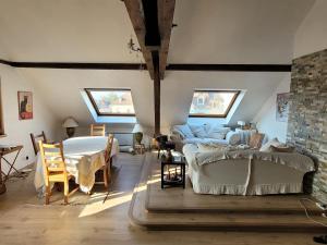 sala de estar con cama, mesa y sofá en Escapade Romantique, en Schiltigheim