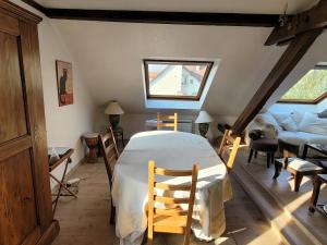 1 dormitorio con 1 cama y sillas en un ático en Escapade Romantique, en Schiltigheim 16 fotos más