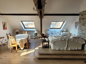 sala de estar con cama y mesa. en Escapade Romantique, en Schiltigheim