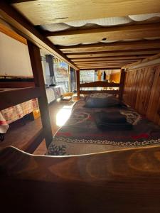 ein Schlafzimmer mit einem Bett in einem Holzzimmer in der Unterkunft Studio cosy à 5 min à pied des pistes in La Salle Les Alpes