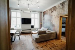 a living room with a couch and a table at Apartament Novy Drezdenko in Drezdenko