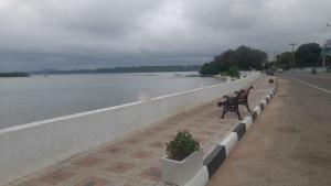 un banco junto a una pared junto al agua en Shara Guest House, en Trincomalee
