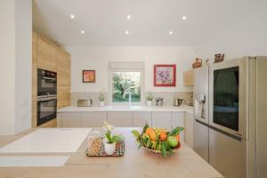 Η κουζίνα ή μικρή κουζίνα στο Magnifique Bastide des Oliviers classée 5 étoiles