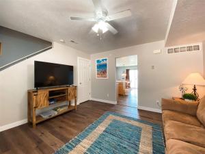 ein Wohnzimmer mit Couch und Flachbildfernseher in der Unterkunft Two Bedroom Lake View Condo 918 4, beautiful views in Garden City