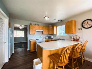 eine Küche mit Holzschränken und einer Arbeitsplatte in der Unterkunft Two Bedroom Lake View Condo 918 4, beautiful views in Garden City