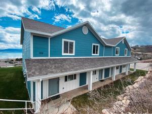 ein blaues Haus mit grauem Dach in der Unterkunft Two Bedroom Lake View Condo 918 4, beautiful views in Garden City