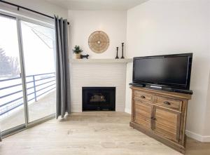 Μια τηλεόραση ή/και κέντρο ψυχαγωγίας στο Inn Building Condo 213 Pet friendly, Patio view