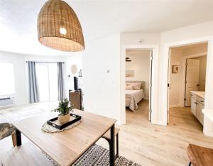 Ένα ή περισσότερα κρεβάτια σε δωμάτιο στο Inn Building Condo 213 Pet friendly, Patio view +18 φωτογραφίες