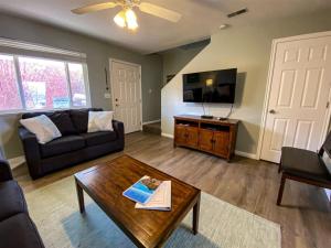 ein Wohnzimmer mit einer Couch und einem Couchtisch in der Unterkunft Lake View Condo 942 4 in Garden City