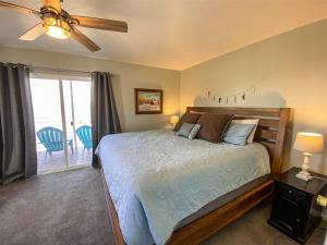 ein Schlafzimmer mit einem Bett mit Deckenventilator in der Unterkunft Lake View Condo 942 4 in Garden City + 16 Fotos