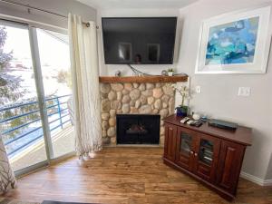 Μια τηλεόραση ή/και κέντρο ψυχαγωγίας στο Inn Building Condo 206 Beautiful updated condo