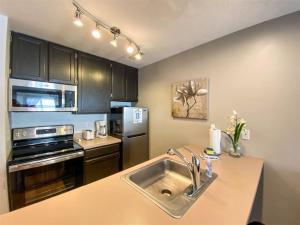 Η κουζίνα ή μικρή κουζίνα στο Inn Building Condo 206 Beautiful updated condo