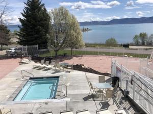 einen Pool auf einer Terrasse mit Blick auf das Wasser in der Unterkunft Beautiful Inn Building Updated Condo 211 in Garden City