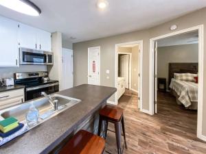 Η κουζίνα ή μικρή κουζίνα στο Inn Building Condo 102 Updated Ground Level