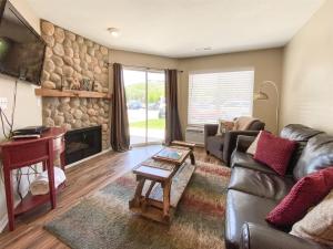 Μια τηλεόραση ή/και κέντρο ψυχαγωγίας στο Inn Building Condo 102 Updated Ground Level