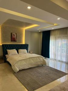 a bedroom with a large bed and a window at فيلا فاخرة للايجار حمام سباحة التجمع الخامس in Cairo