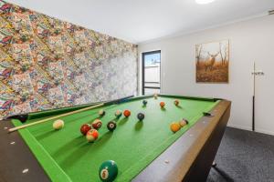 Meja biliard di Pool-Table, Projector, Fooseball -By KOSH BNB