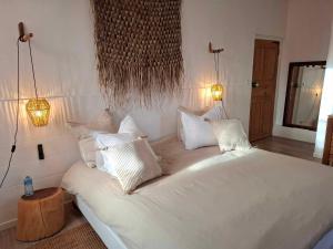 Un pat sau paturi într-o cameră la Mas Notre-Dame, Adults only, situation idéale, grand jardin paisible +60 fotografii