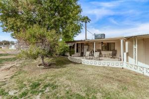 an image of a house with a yard at Relaxing 2BR plus Den Golf Retreat with Backyard and BBQ in Sun City