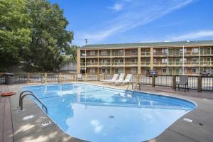 a large swimming pool in front of a building at Jonesbones Room at White Wing Lodge- Silver Dollar City Getaway in Branson
