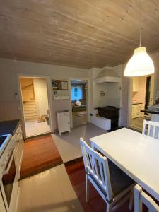 Kuchyň nebo kuchyňský kout v ubytování Kleines Haus in Schweden + 37 fotografií