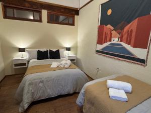 Ένα ή περισσότερα κρεβάτια σε δωμάτιο στο Carmela Inn