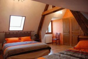 Tempat tidur dalam kamar di Chambres d'Hôtes La Ferme du Bout de la Ville