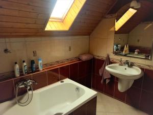 Koupelna v ubytování Napsugár Apartman + 18 fotografií