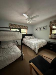 Postel nebo postele na pokoji v ubytování Pocono Hideout Family Home with Hot Tub Deck Sunroom Pool Big Bass Lake Larsen Lake Gouldsboro Clifton Township