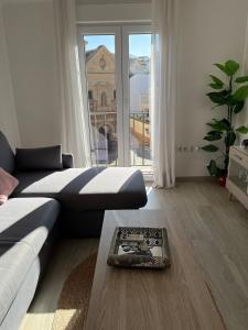 salon z kanapą i dużym oknem w obiekcie PISO CENTRO CON VISTAS ANTEQUERa w mieście Antequera