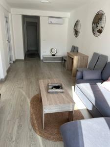 salon z kanapą i stolikiem kawowym w obiekcie PISO CENTRO CON VISTAS ANTEQUERa w mieście Antequera