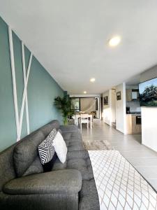 Khu vực ghế ngồi tại Casa Privada Vacacional a 2m del Aeropuerto Eden, 20m Parque Del Cafe y Armenia tiene Pisicna, Jacuzzy 3HA By Molca Xperiences