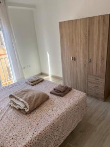sypialnia z łóżkiem z 2 poduszkami w obiekcie PISO CENTRO CON VISTAS ANTEQUERa w mieście Antequera