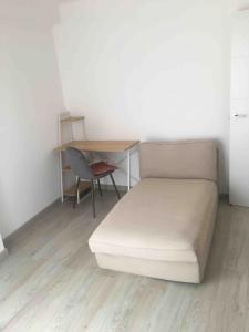 niewielka sypialnia z łóżkiem i biurkiem w obiekcie PISO CENTRO CON VISTAS ANTEQUERa w mieście Antequera +15 zdjęć