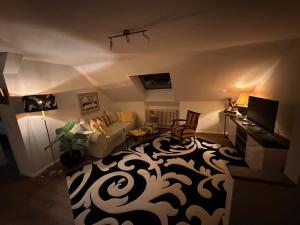 a living room with a couch and a table at Ferienwohnung Gütersloh in Gütersloh