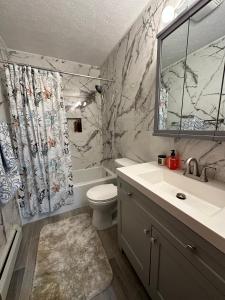 Koupelna v ubytování Pocono Hideout Family Home with Hot Tub Deck Sunroom Pool Big Bass Lake Larsen Lake Gouldsboro Clifton Township