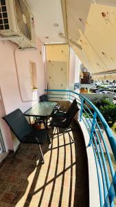 カリテア・ハルキディキにあるKSD apartmentのバルコニー(テーブル、椅子付)