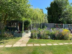 a garden with many flowers in a yard at The Garden Room in Henley on Thames