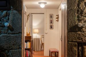 un corridoio con una porta che conduce a una stanza di Casa do Muro Alto a Alvelos