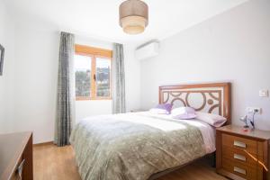 ein Schlafzimmer mit einem großen Bett und einem Fenster in der Unterkunft Casa con vistas al Mar en Calpe - Cucarres in Calpe