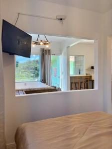 フロリアノポリスにあるApartamento Rio da Barra 2のベッドルーム1室(大きな窓、キッチンビュー付)