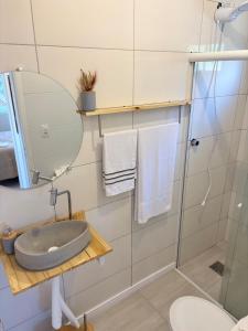 フロリアノポリスにあるApartamento Rio da Barra 2の洗面台と鏡のあるバスルーム
