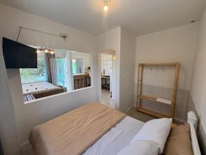 a bedroom with a bed and a bathroom with a tub at Jacuzzi Privativa e Vista Mar - Apto Remo in Florianópolis +6 photos