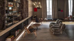 ローマにあるFendi Private Suites - Small Luxury Hotels of the Worldのリビングルーム(ソファ、椅子、テーブル付)