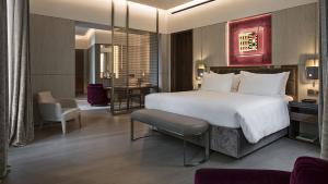 ein Schlafzimmer mit einem großen Bett und ein Wohnzimmer in der Unterkunft Fendi Private Suites - Small Luxury Hotels of the World in Rom