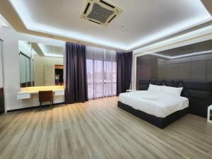 a bedroom with a bed and a desk and a mirror at Ipoh Botani Nardine luxury semi d 5br5bath19pax in Ipoh +39 photos