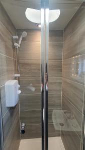 Ένα μπάνιο στο Highfield House - Parking, Private Bathroom, Serving Contractors, Santa Pod!!!!! +3 φωτογραφίες